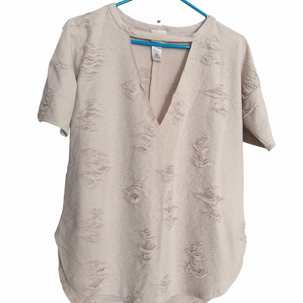 Daytrip Distressed Short Sleeve V-Neck Tee in Light Beige